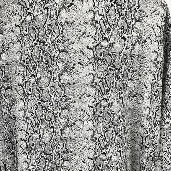 Elizabeth Liz Claiborne Snakeskin Pattern Button Down Shirt Top Black White 18 - Picture 7 of 10